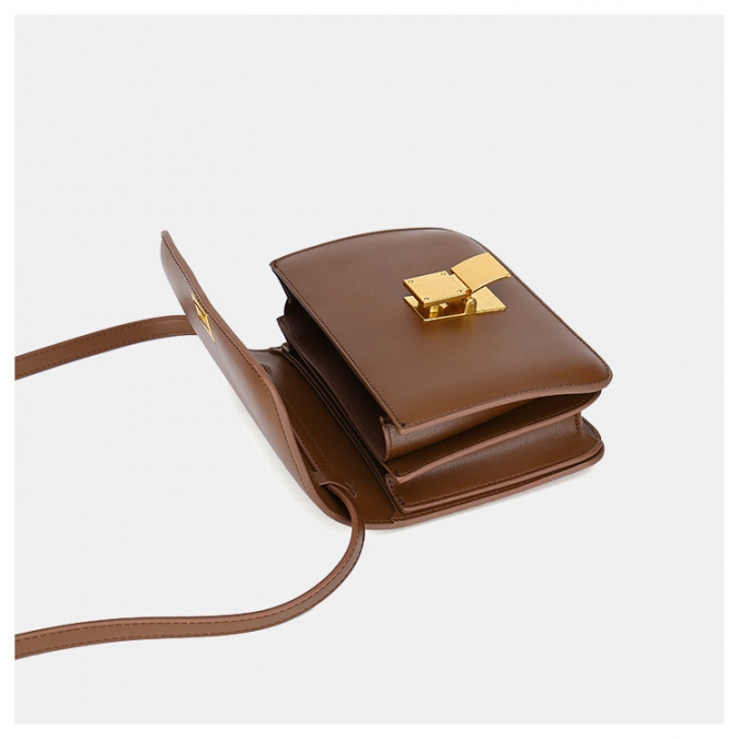 Bolso cuadrado con diseño cruzado pequeño en cuero liso marrón femenino 