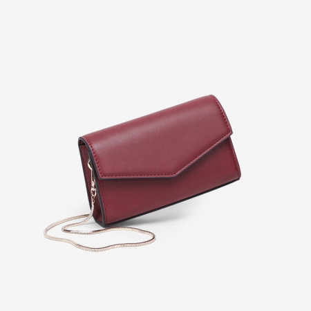 diseño simple bolso de cuero marrón con solapa y cadena